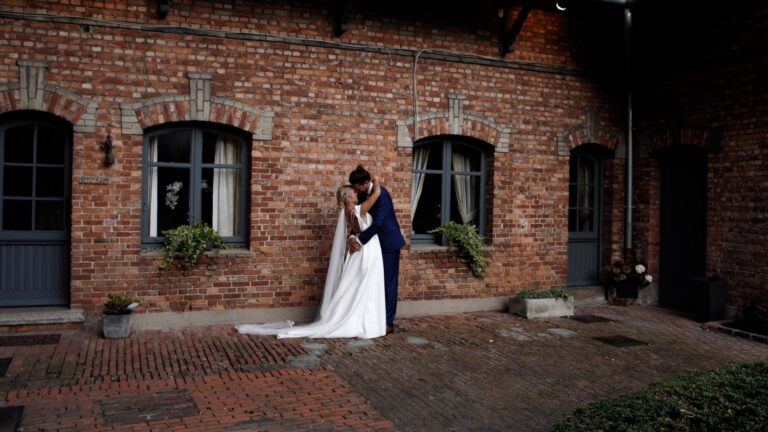Film mariage Ferme des Templiers Verlinghem Nord Lille — Lou-Ange et Thibaut — ferme fortifiée XIVe Monument Historique douves grange 900m² plafonds hauts cheminée parc 4ha drone — Sylvain B Vidéaste Arras