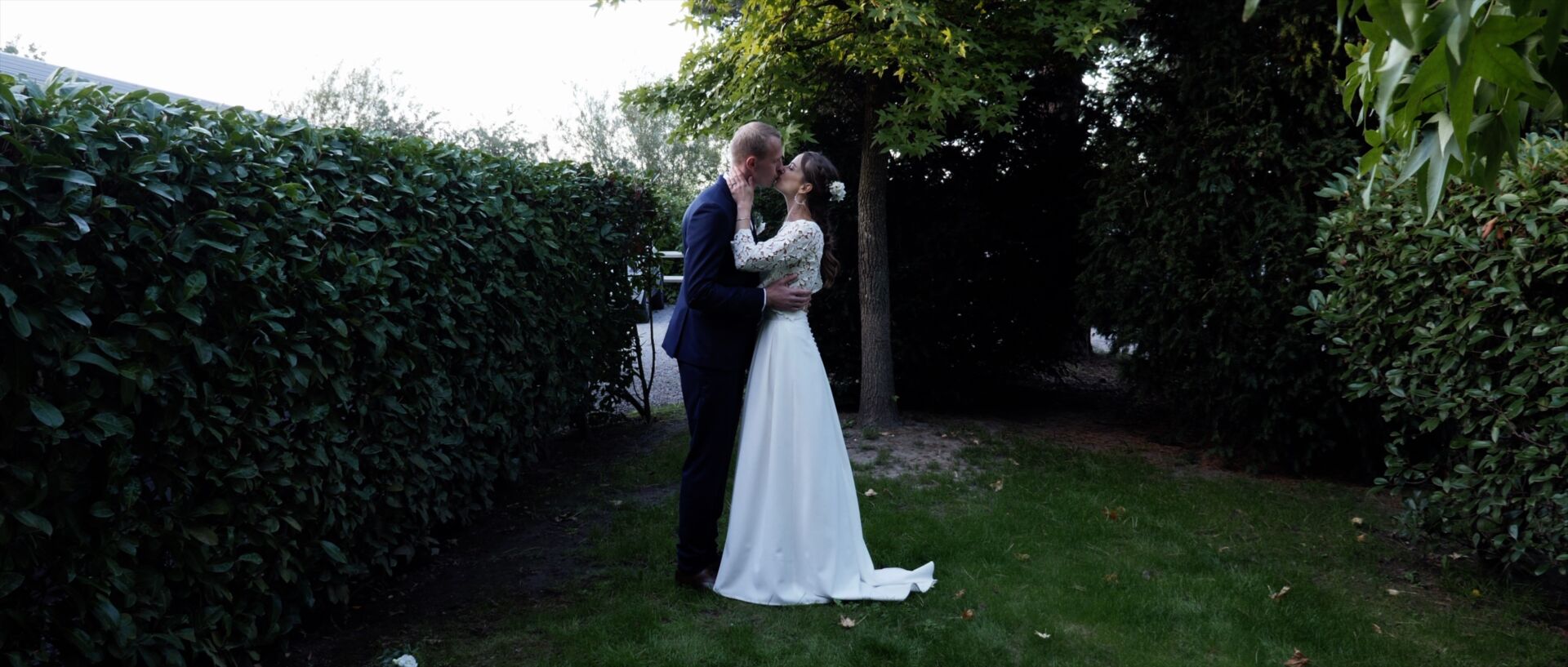 Film mariage La Claire Fontaine Wicres Nord Weppes Lille — Charlotte et Jean-Baptiste — grange 1987 briques rouges fer forgé poutres hautes véranda drone — Sylvain B Vidéaste Arras