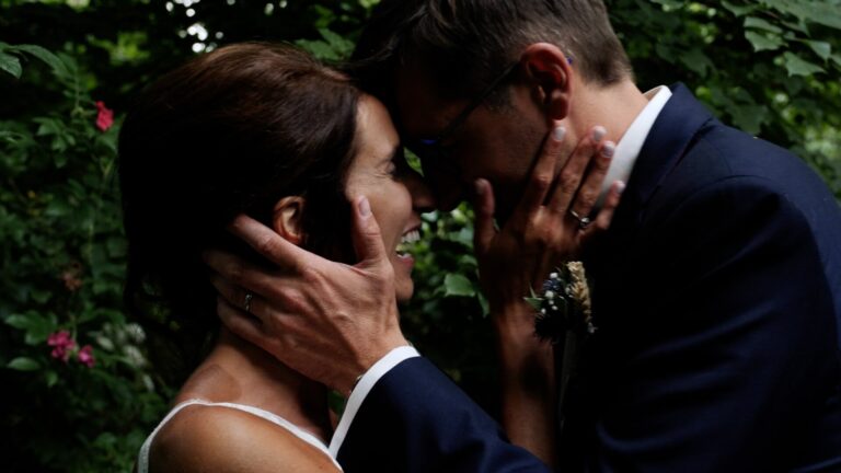 Film mariage Ferme des Oiseaux Frévent Pas-de-Calais — Emilie et Jean-Baptiste — ancienne grange poutres bois préau jardin fleuri parc drone vallée Canche — Sylvain B Vidéaste Arras