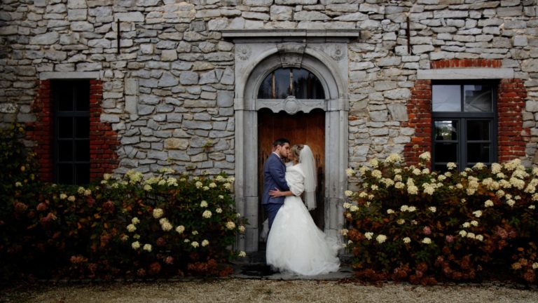 Film mariage Ferme de la Haillebaude Feluy Seneffe Hainaut Belgique — Tatiana et Thomas — ferme XVIIIe Grange poutres chêne Orangerie baies vitrées cour 800m² hortensias drone — Sylvain B Vidéaste Arras