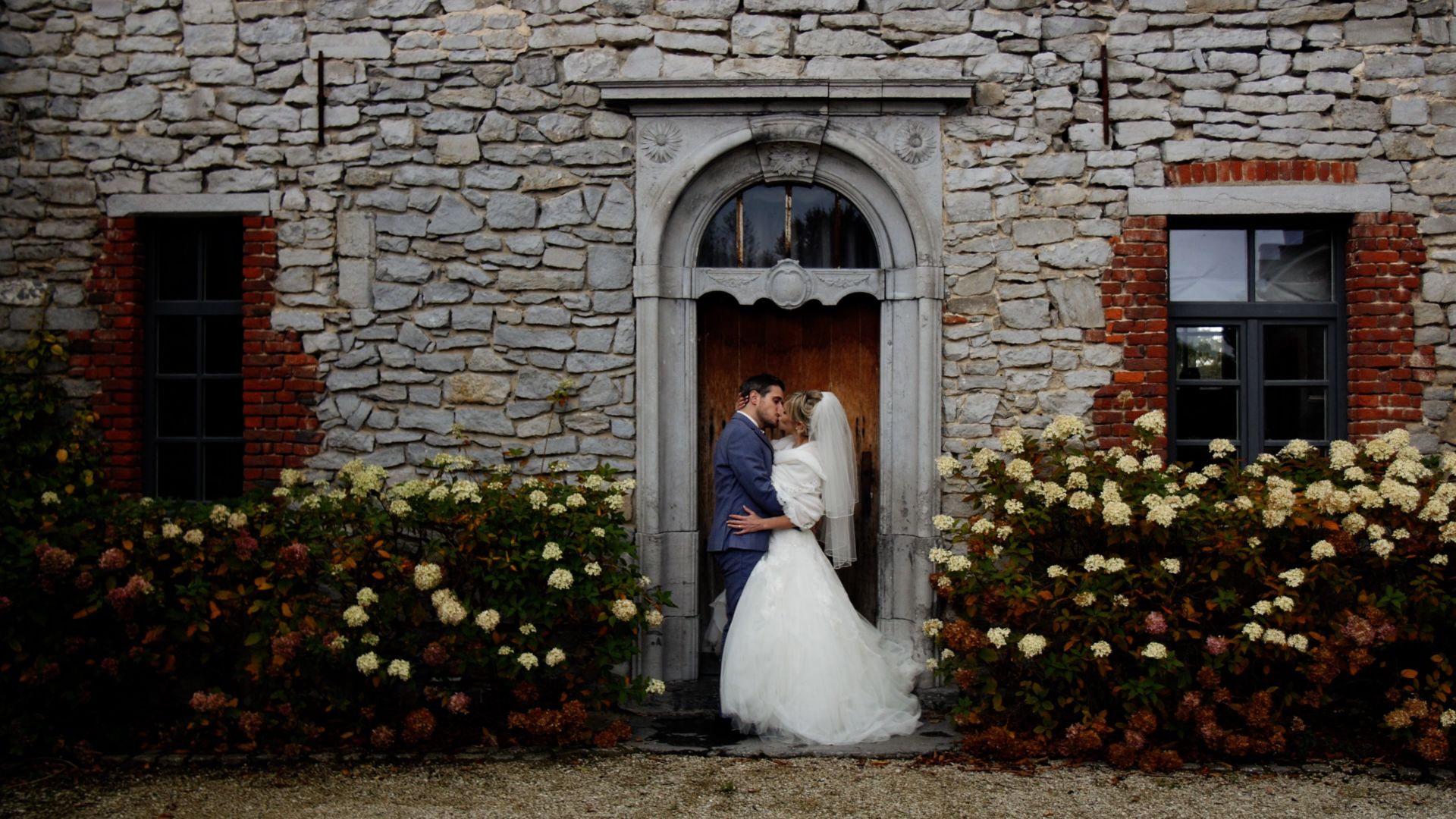 Film mariage Ferme de la Haillebaude Feluy Seneffe Hainaut Belgique — Tatiana et Thomas — ferme XVIIIe Grange poutres chêne Orangerie baies vitrées cour 800m² hortensias drone — Sylvain B Vidéaste Arras