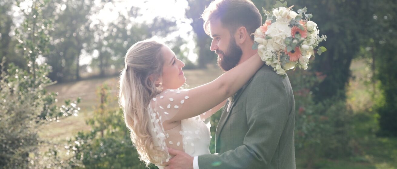 Lumière dorée Golden Hour lors d'une séance couple – Vidéaste mariage Sylvain B – Nord Belgique