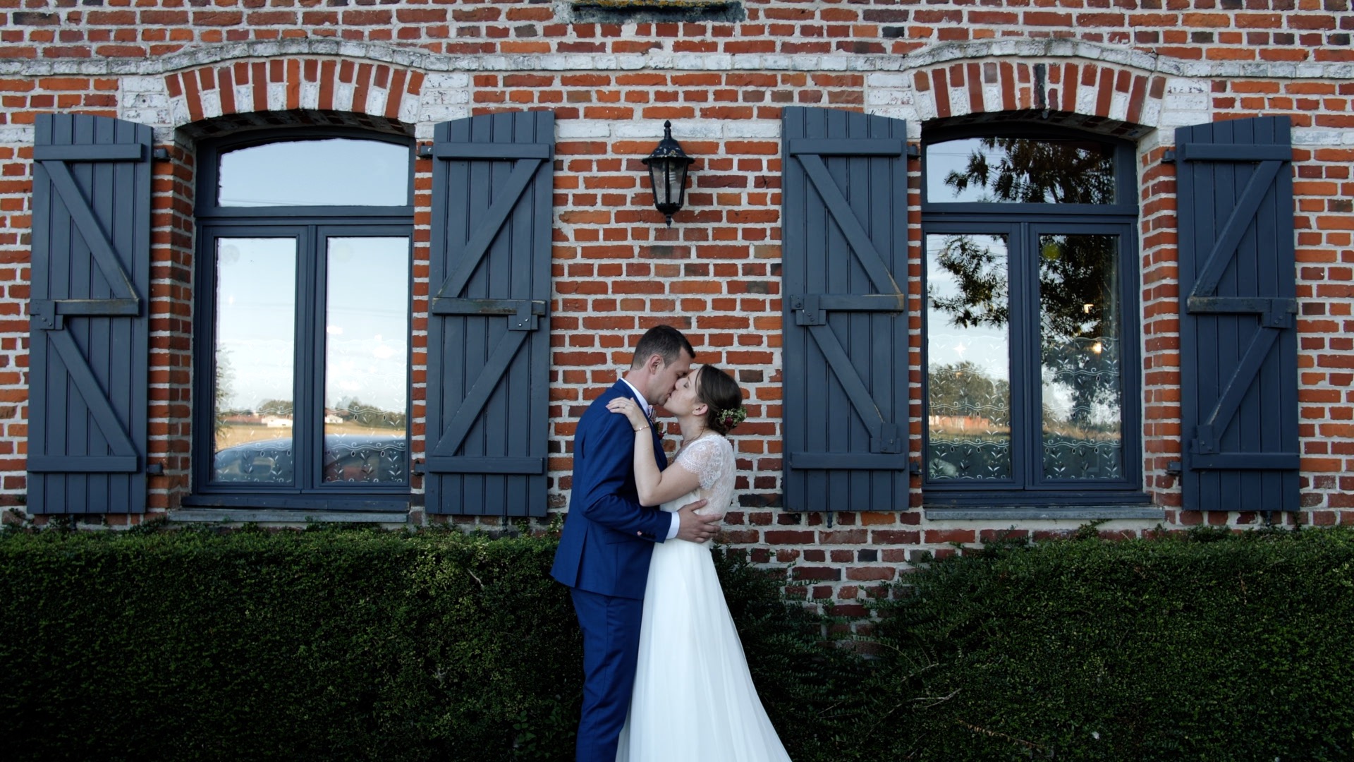 Film mariage Salon de la Prairie Steenwerck Nord Flandres — Lucie et Florian — La Grange ancienne grange tonnelles Grande Salle baies vitrées parc drone — Sylvain B Vidéaste Arras