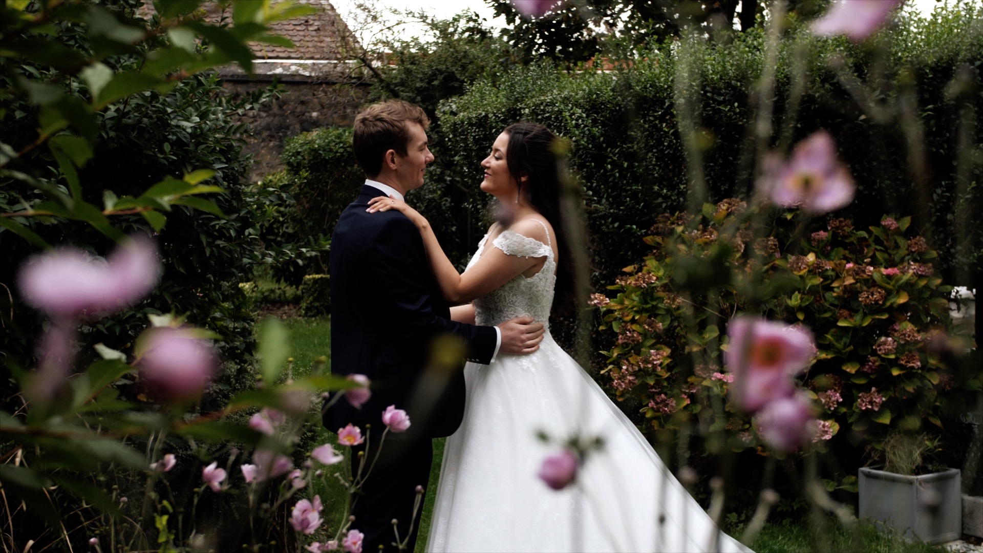 Film mariage Jardins de la Matelote Boulogne-sur-Mer Côte d'Opale — Manon et Maxime — propriété 1803 Camp Napoléon salle cheminée chapiteau baies vitrées jardin 1,5ha drone — Sylvain B Vidéaste Arras