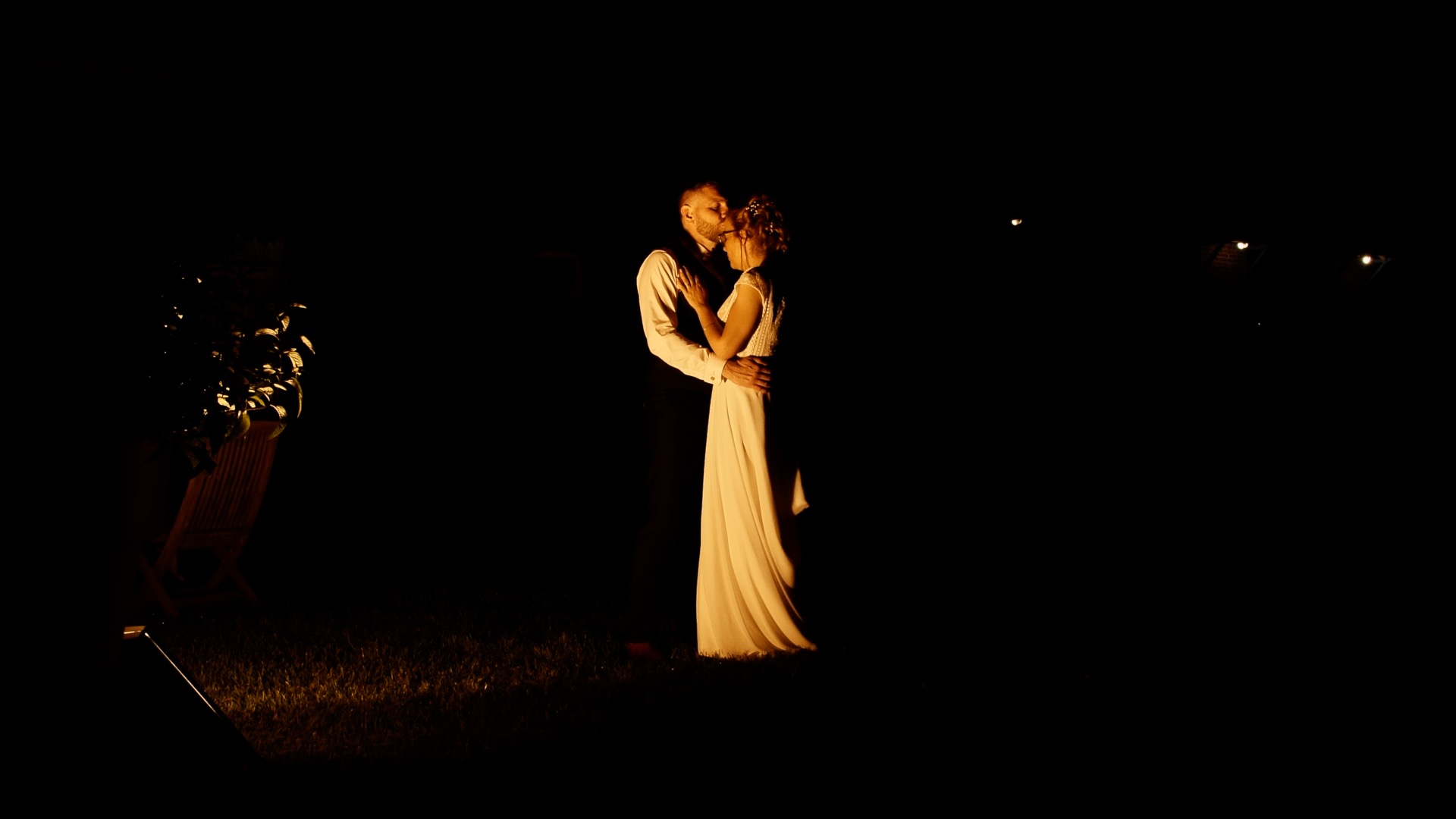 Film mariage Ferme de la Sensée Gouy-sous-Bellonne Pas-de-Calais — Clarisse et Geoffroy — grange poutres XVIIIe cour intérieure clocher drone Artois — Sylvain B Vidéaste Arras