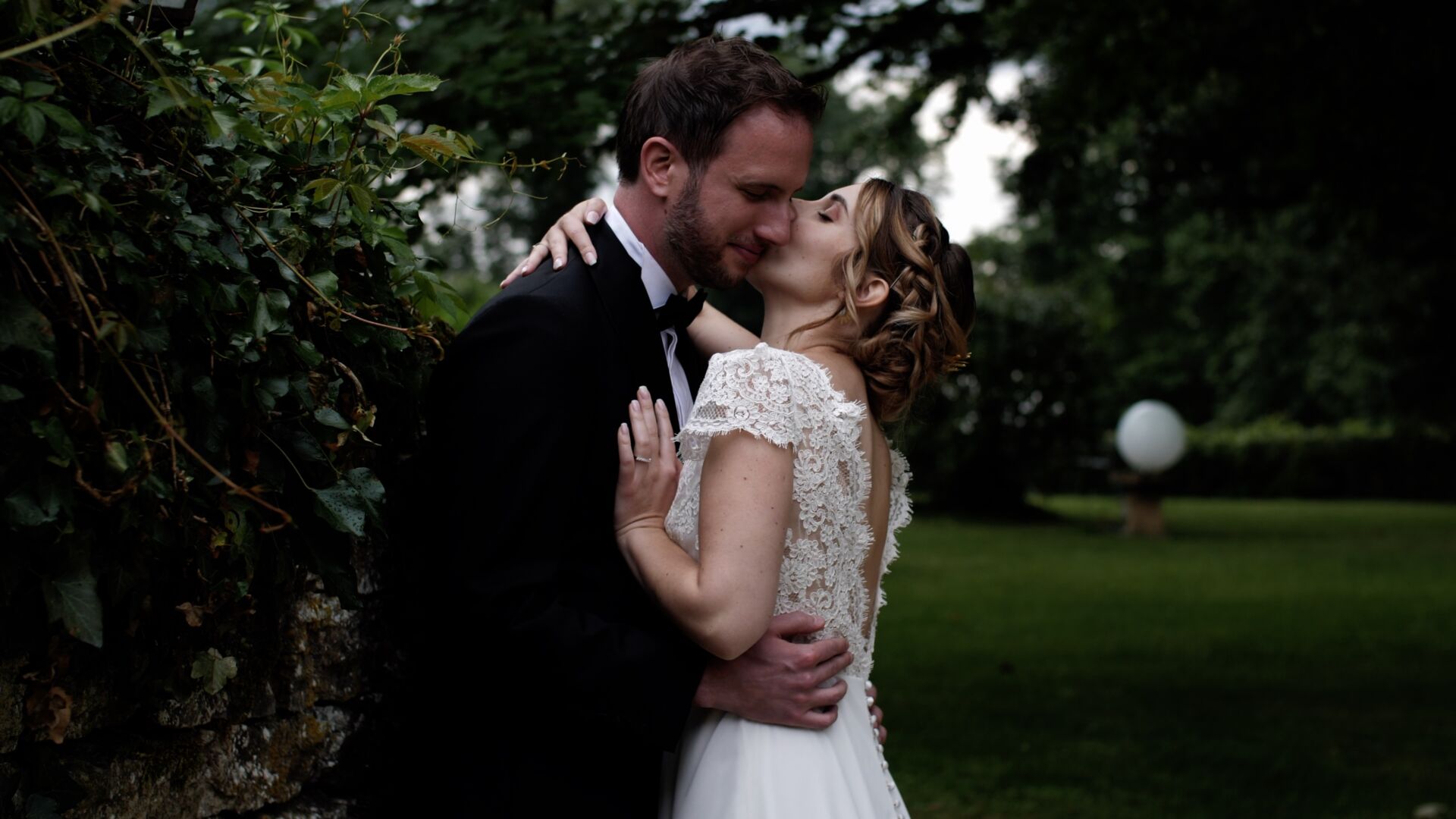 Film mariage La Cimentelle Vassy Avallon Yonne Bourgogne — Camille et Benjamin — ancienne cimenterie XIXe fours ovoïdes piscine toit four Orangerie drone — Sylvain B Vidéaste Arras