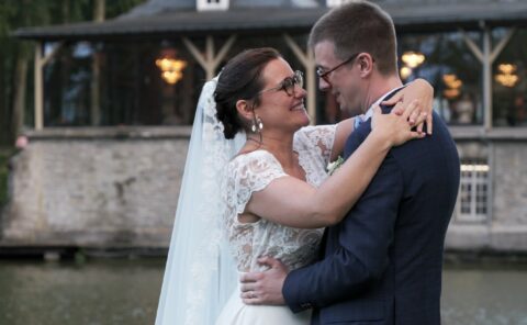 Film mariage Château du Biez Pecq Hainaut Belgique — Julie et Julien — château 1660 pont-levis douves parc 4ha plan d'eau Orangerie verre drone — Sylvain B Vidéaste Arras