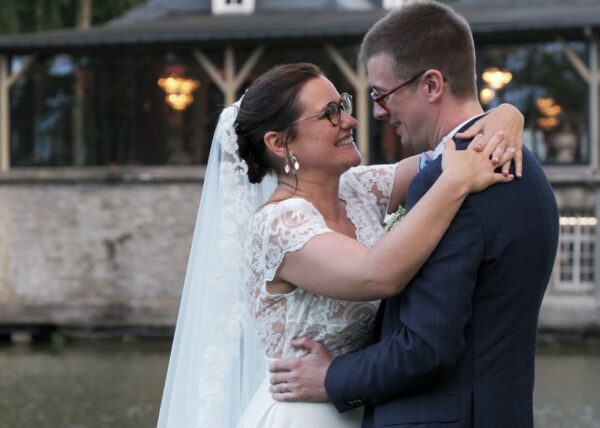 Film mariage Château du Biez Pecq Hainaut Belgique — Julie et Julien — château 1660 pont-levis douves parc 4ha plan d'eau Orangerie verre drone — Sylvain B Vidéaste Arras