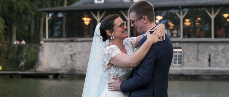 Film mariage Château du Biez Pecq Hainaut Belgique — Julie et Julien — château 1660 pont-levis douves parc 4ha plan d'eau Orangerie verre drone — Sylvain B Vidéaste Arras
