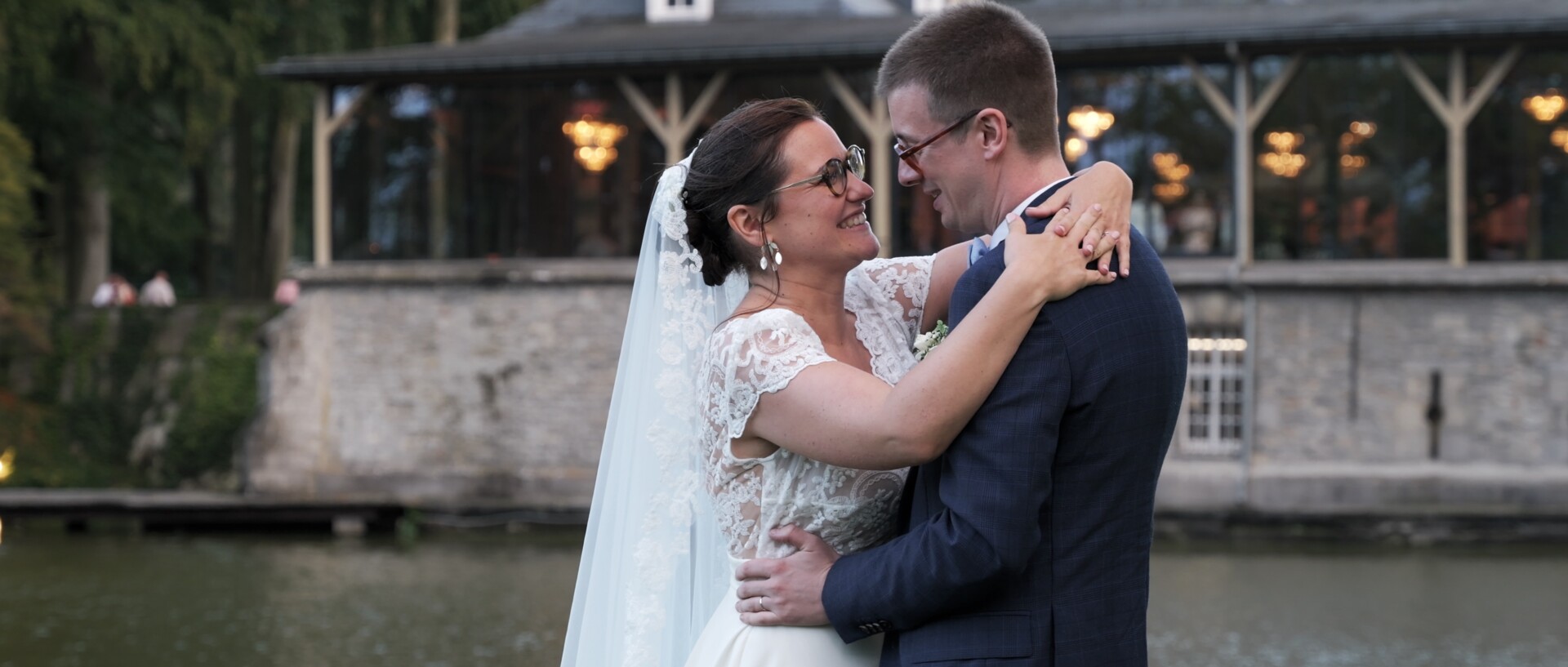 Film mariage Château du Biez Pecq Hainaut Belgique — Julie et Julien — château 1660 pont-levis douves parc 4ha plan d'eau Orangerie verre drone — Sylvain B Vidéaste Arras