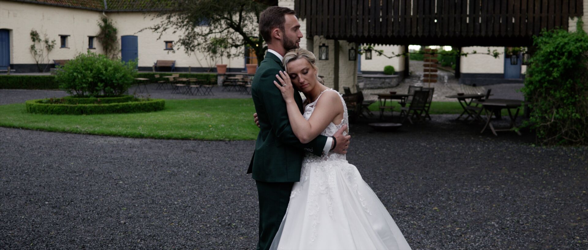 Film mariage Cense de Rigaux Frasnes-lez-Anvaing Hainaut Belgique — Louise et Pierre-Alexandre — briques jaunes tournaisiennesXVIIe grange 500m² verger cour carrée drone — Sylvain B Vidéaste Arras