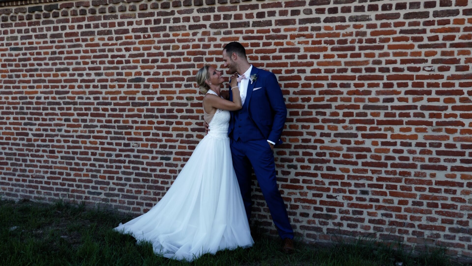 Film mariage Domaine de la Marlière Proville Cambrai Nord — Sabrina et Mickaël — cense XIVe briques poutres verrière cour fontaine jardin — Sylvain B Vidéaste Arras