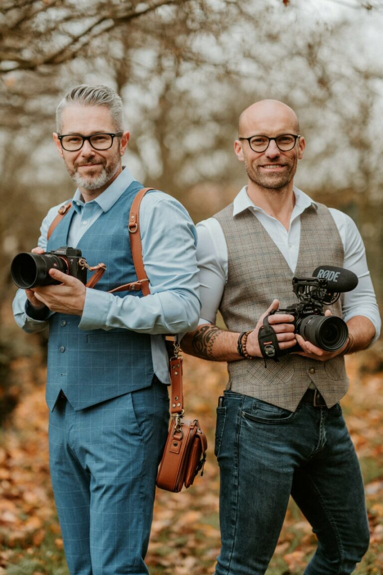 Photo ou vidéo de mariage : deux formats, deux émotions. Sylvain B, vidéaste à Arras, vous aide à décider — ou à combiner les deux avec son partenaire photographe.