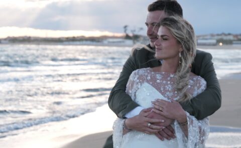 Vidéaste de mariage à Manovi Plage, Cap d'Agde — film cinématographique 4K mariage de plage les pieds dans le sable sous les palmiers, coucher de soleil sur le Fort Brescou et la Méditerranée — Sylvain B Vidéaste, Arras