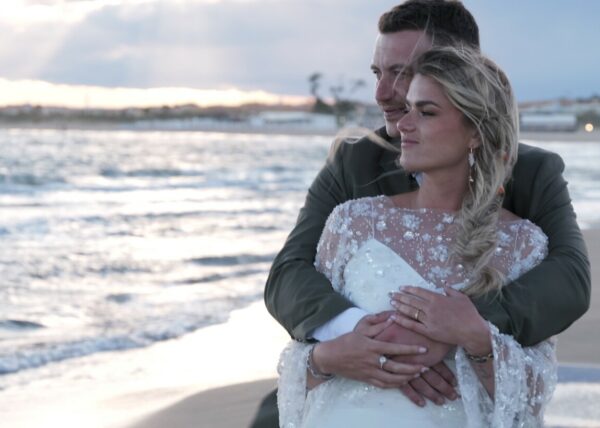 Vidéaste de mariage à Manovi Plage, Cap d'Agde — film cinématographique 4K mariage de plage les pieds dans le sable sous les palmiers, coucher de soleil sur le Fort Brescou et la Méditerranée — Sylvain B Vidéaste, Arras