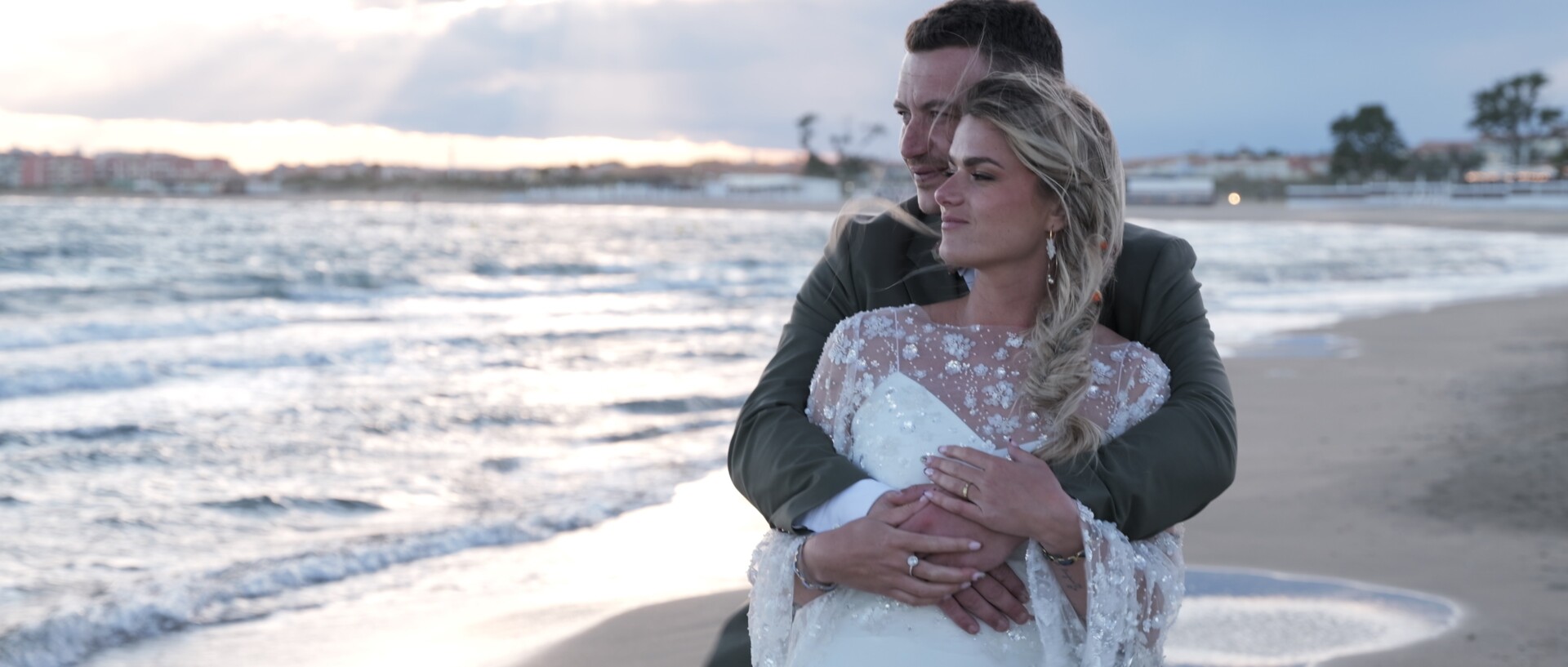 Vidéaste de mariage à Manovi Plage, Cap d'Agde — film cinématographique 4K mariage de plage les pieds dans le sable sous les palmiers, coucher de soleil sur le Fort Brescou et la Méditerranée — Sylvain B Vidéaste, Arras