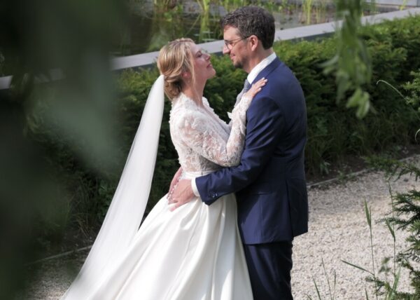 Vidéaste de mariage aux Templiers à Wavre — film cinématographique 4K ancienne commanderie templière rénovée, chapelle gothique, Grange et chapiteau en Brabant wallon, Belgique — Sylvain B Vidéaste, Arras