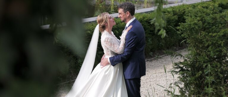 Vidéaste de mariage aux Templiers à Wavre — film cinématographique 4K ancienne commanderie templière rénovée, chapelle gothique, Grange et chapiteau en Brabant wallon, Belgique — Sylvain B Vidéaste, Arras