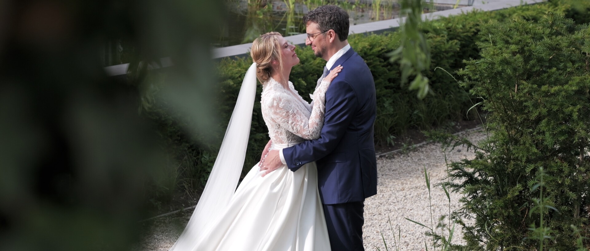Vidéaste de mariage aux Templiers à Wavre — film cinématographique 4K ancienne commanderie templière rénovée, chapelle gothique, Grange et chapiteau en Brabant wallon, Belgique — Sylvain B Vidéaste, Arras