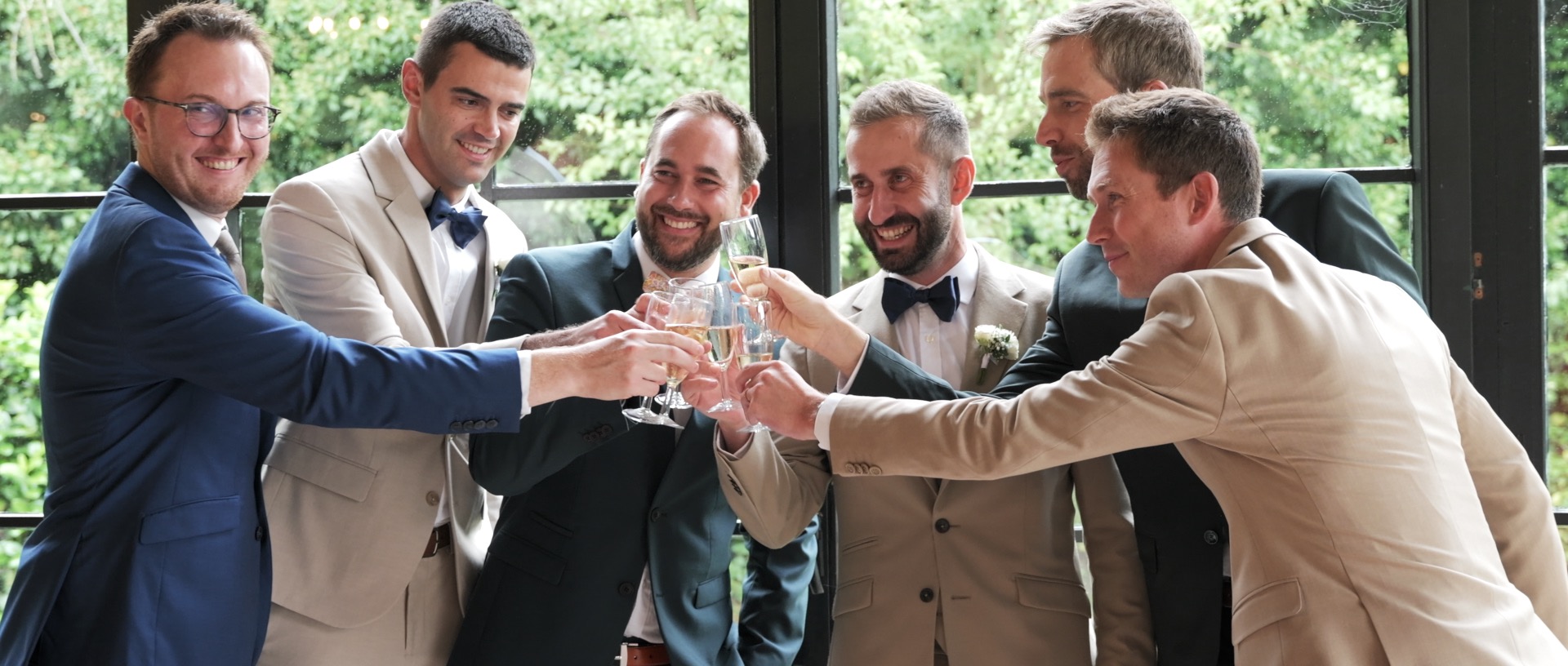 Mariés entourés de leurs invités pendant leur mariage – vidéo de mariage